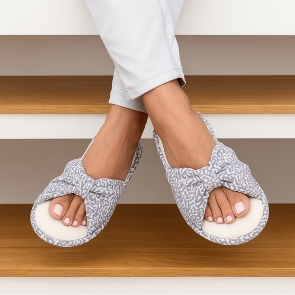 Isotoner Signature Spectra Waterless Dye Slide Slippers Size 7.5–8 – Delphinium